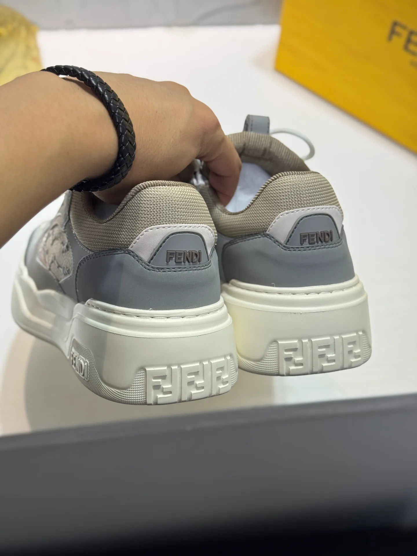 Men's men's shoes 💰560 [New style] 🦥🦥FENDI Fendi high version latest Force series calfskin FF mesh round toe thick sole low-top sports sneakers, these Force lace-up low-top shoes. Made of white full-grain leather and white and brown smooth leather. Padded. Brown FF jacquard and yellow technical fabric details. Lightweight and thick white sole with FF pattern details on the toe and heel ✔️Fabric: Imported first-layer cowhide breathable mesh ✔️Inner lining: Customized breathable mesh ✔️Sole: Open-molded rubber foam material ✔️Sole thickness: 7CM Size: #Men's 38-44 (45 is custom-made and cannot be returned or exchanged